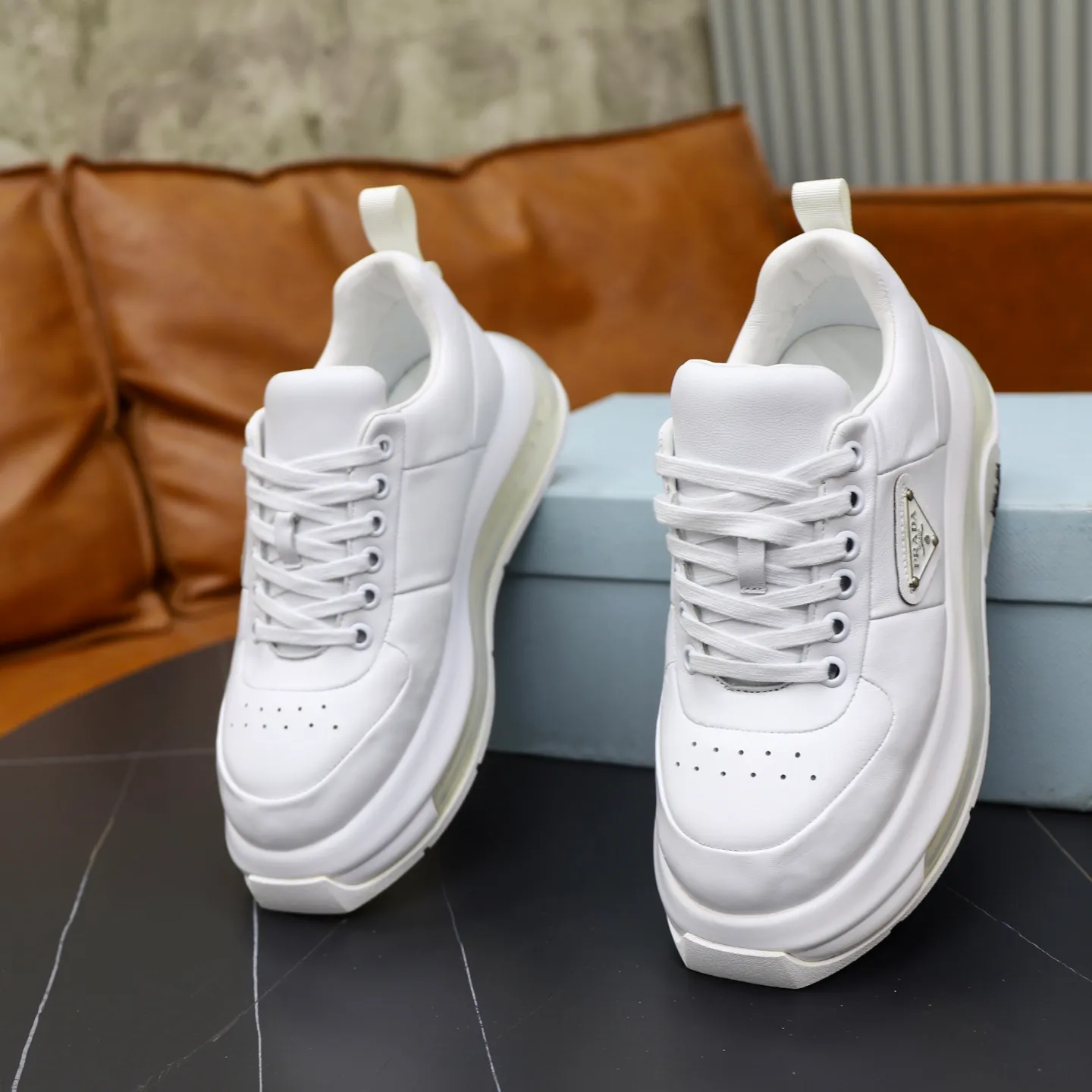 Ex-factory price: 640 💰Prada/Prada Men's casual delivery, using imported cowhide leather upper, Prada triangle logo, lambskin lining, original air cushion bottom, rubber sewing technology, rubber bottom layer, excellent shock absorption effect, comfortable on the feet! Size: 39-44 (45, 46 customized)